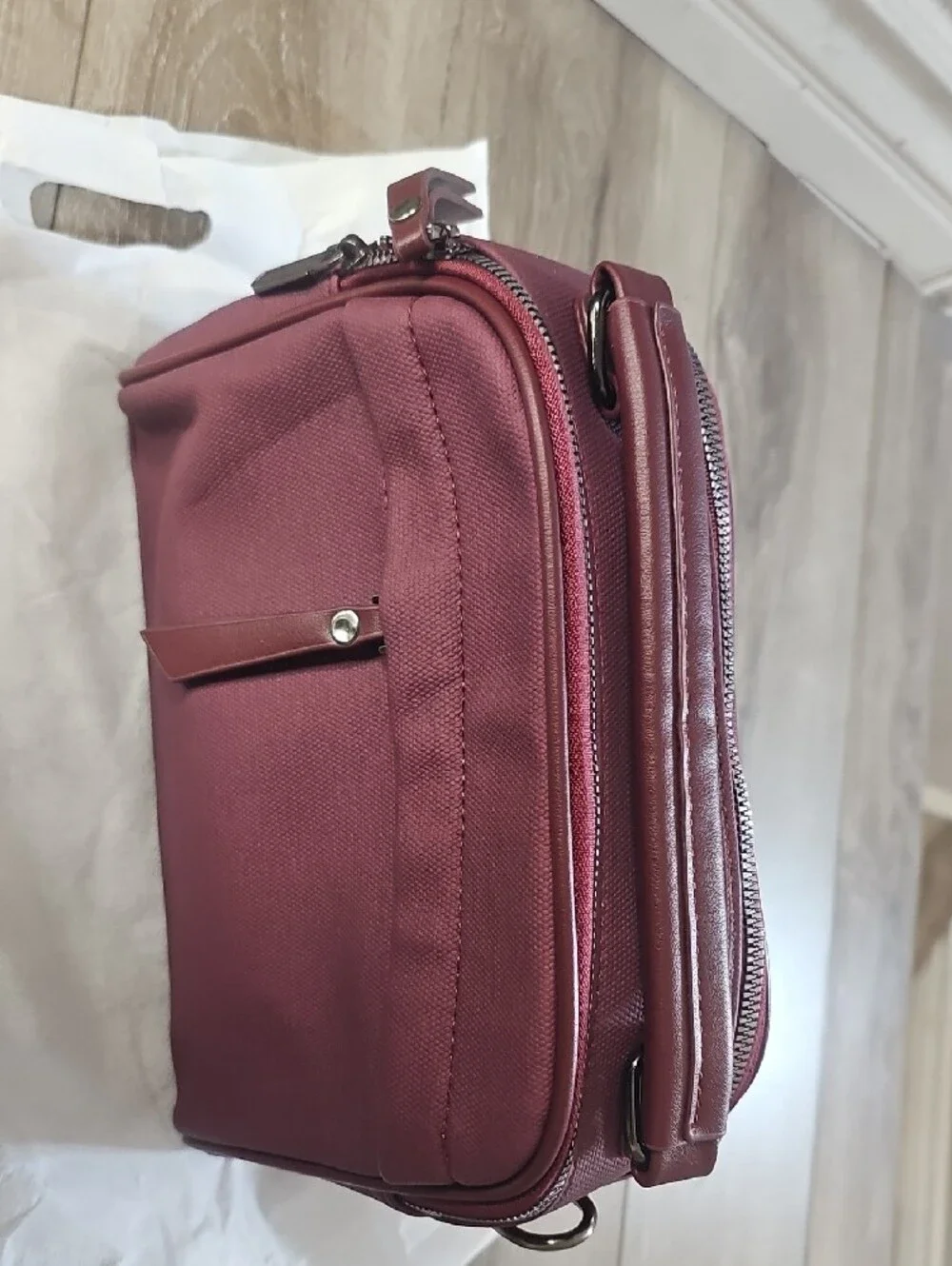 Women's Leather Crossbody Bag in Burgundy